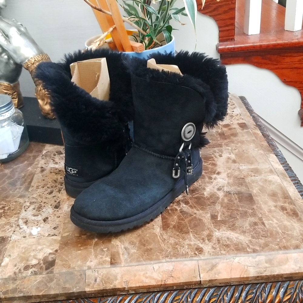 Used black UGG boot, Size 6